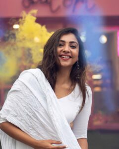 Smruthi Venkat Instagram - #happyholi ✨

#holi #color #fun 

Pc @mithunksairam