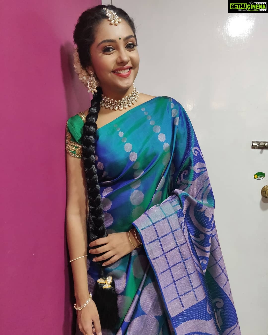 Smruthi Venkat Instagram - #sareelove #work #shotononeplus6 #inbetweenshots #smruthivenkat ✨😍