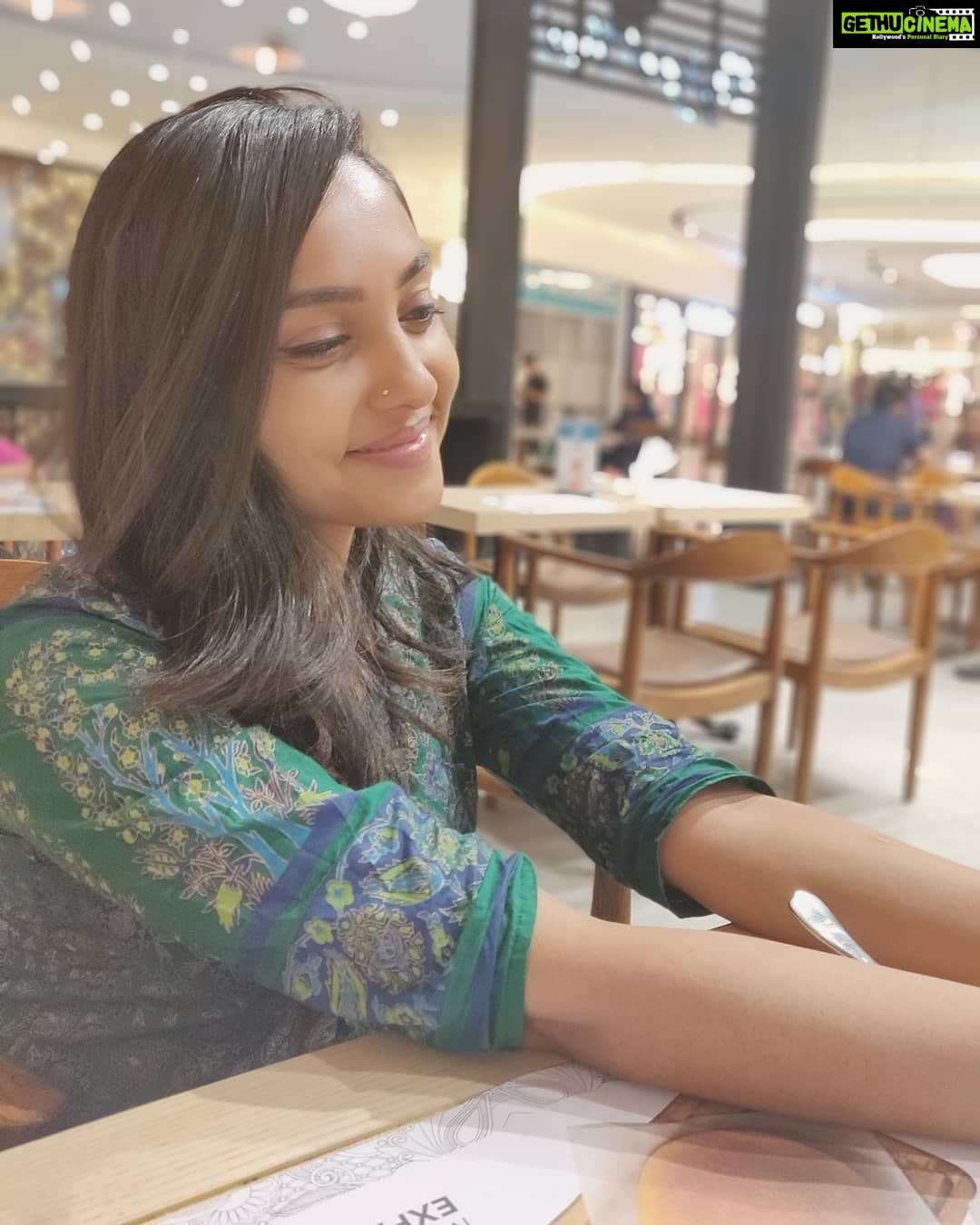 Smruthi Venkat Instagram - #simple #smiles #oneplus6 ✨ pc @abhilashsekar
