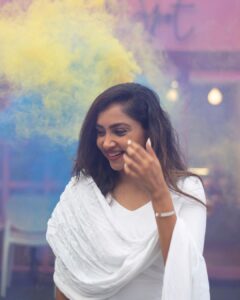 Smruthi Venkat Instagram - #happyholi ✨ #holi #color #fun Pc @mithunksairam