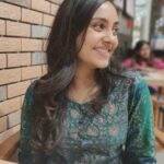 Smruthi Venkat Instagram - #simple #smiles #oneplus6 ✨ pc @abhilashsekar