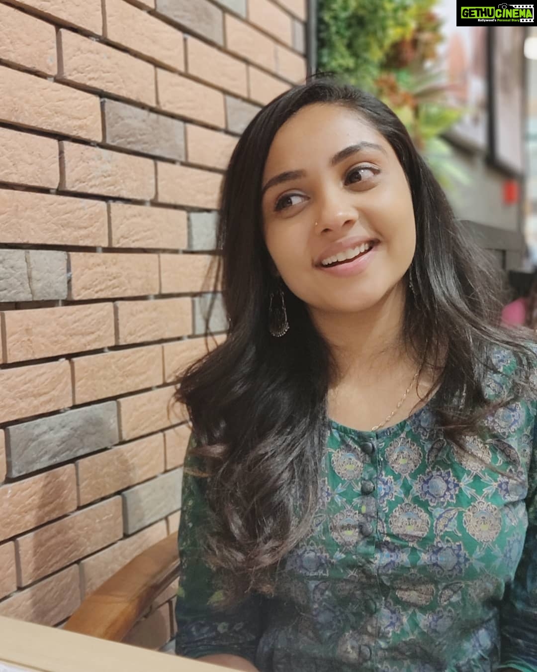 Smruthi Venkat Instagram - #simple #smiles #oneplus6 ✨ pc @abhilashsekar