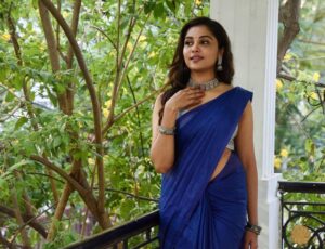 Smruthi Venkat Instagram - Sunday saree day 💙✨

#saree #sareelove #traditional #sareeday