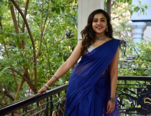 Smruthi Venkat Instagram - Sunday saree day 💙✨

#saree #sareelove #traditional #sareeday
