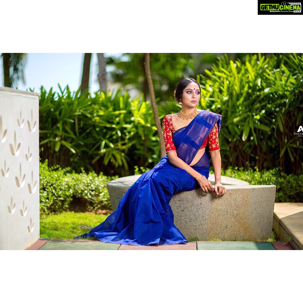 Smruthi Venkat Instagram - Elegance never goes out of style ✨ Pc @ashwinthclicker H&M @reenapaiva Wardrobe @laya_thesareestore