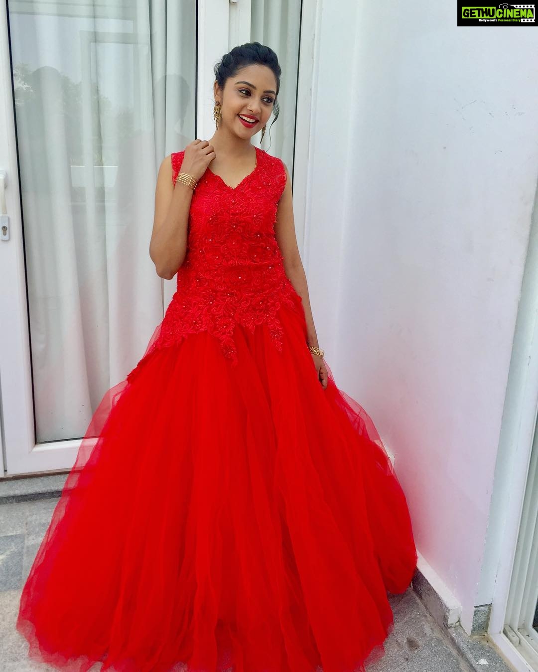 Smruthi Venkat Instagram - #gotmyreddresson 💃🏻✨