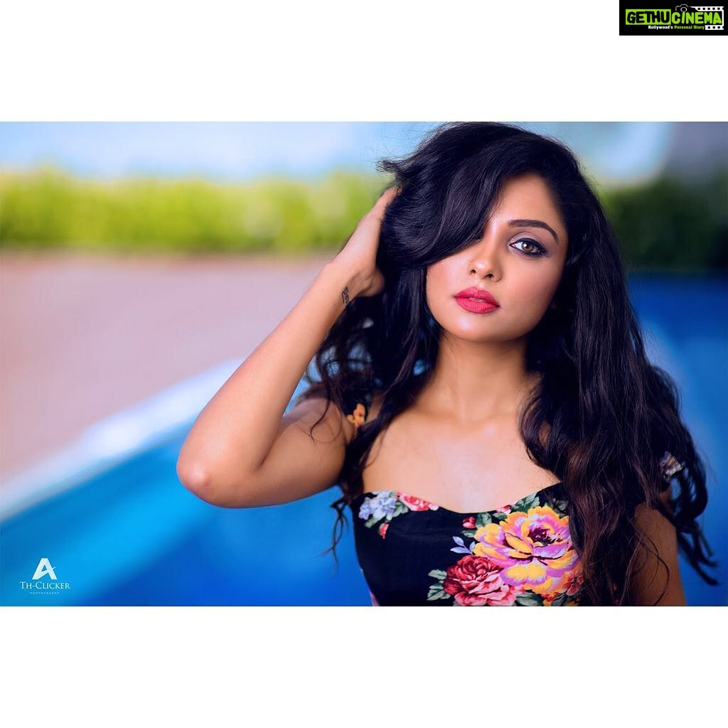 Smruthi Venkat Instagram - #sassy @ashwinthclicker @reenapaiva @shanmathy888