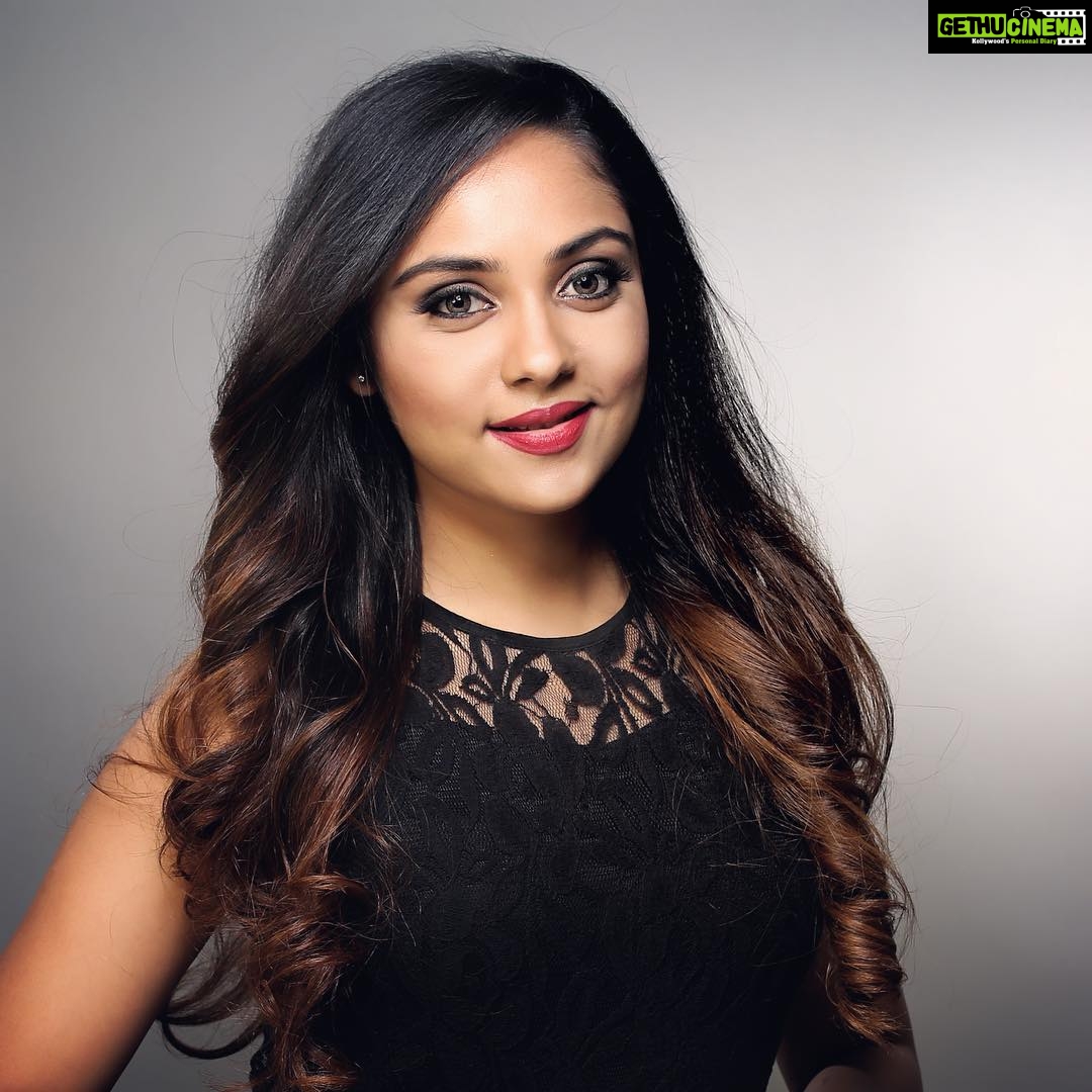 Smruthi Venkat Instagram - #tbt 🖤 pc @_narayanann ✨