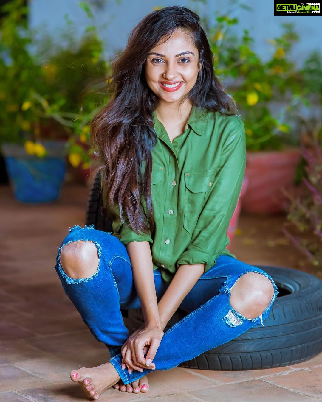 Smruthi Venkat Instagram - #laughteristhebestmedicine ✨ pc @sathyasekar_ 🖤