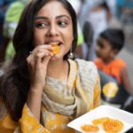 Smruthi Venkat Instagram - Love for jalebi ✨💛 Pc @mithunksairam