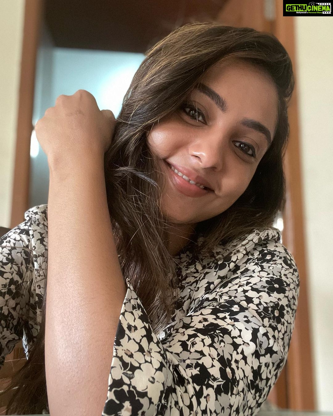 Smruthi Venkat Instagram - Negative, yea that’s the word I’ve been longing to hear! The first month of the year was a roller coaster ride with me testing positive and being locked up in isolation. Would have gone crazy, if not for my family and friends constantly checking up on me. For all those who missed the monkey me, I’m back! And yeah, to all my chellakutties, please stay safe and mask up! 😷 #PostCovid #RecoverySmile 😊