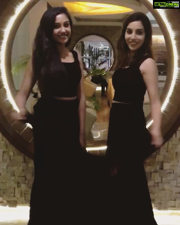Smruthi Venkat Instagram - #twinning #cozshebethebest @sswethareddy 🖤