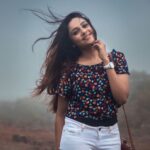 Smruthi Venkat Instagram - Sailing with the winds ! #letthemfree 💙