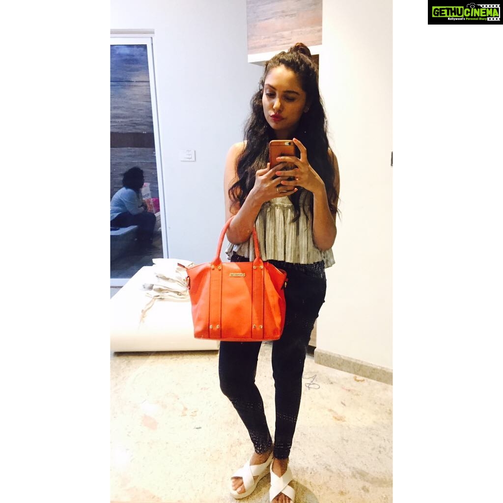 Smruthi Venkat Instagram - #halfuphalfdown