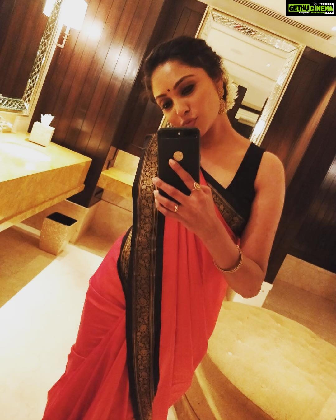 Smruthi Venkat Instagram - Coz saree selfie and @thasiliya makeup is the best 😘
