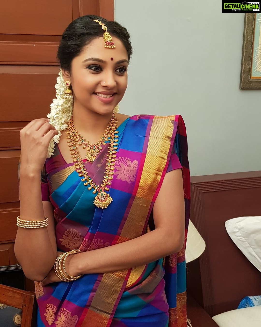 Smruthi Venkat Instagram - #sareelove#retro#puffsleeves#checks#tvc#work💙 Styling @fashion_by_arc
