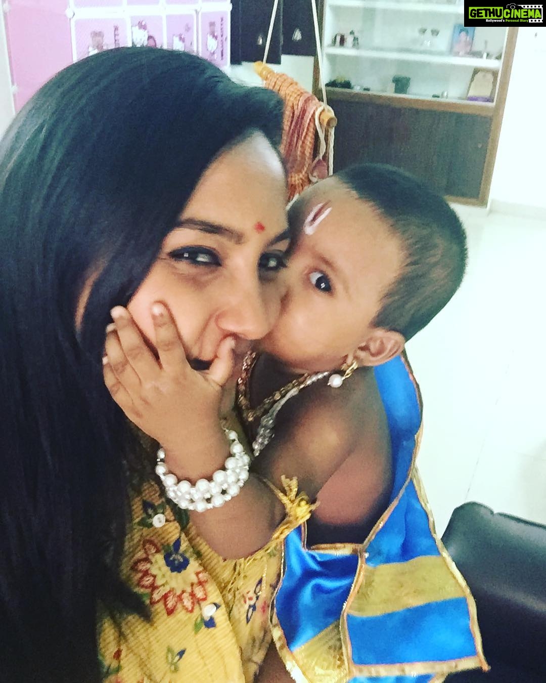 Smruthi Venkat Instagram - Cozmykrishnalovesmewaytoomuch😘