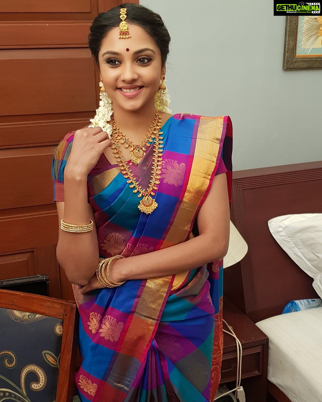 Smruthi Venkat Instagram - #sareelove#retro#puffsleeves#checks#tvc#work💙 Styling @fashion_by_arc