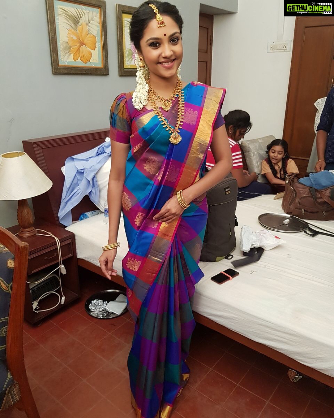 Smruthi Venkat Instagram - #sareelove#retro#puffsleeves#checks#tvc#work💙 Styling @fashion_by_arc