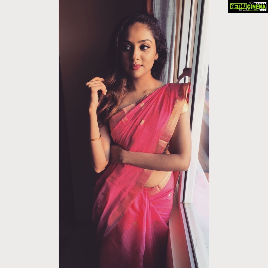 Smruthi Venkat Instagram - One more for the saree love๐ @thasiliya thanks for the make up n pic๐๐