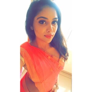 Smruthi Venkat Instagram - #sareelovee#sareebethebestest#workmode#sareeselfie❤️ MUA: @thasiliya ubeawesome😘