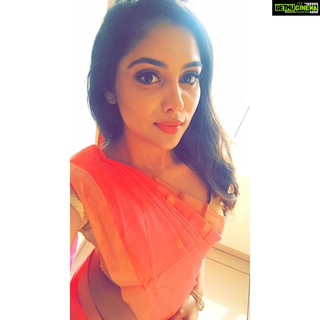 Smruthi Venkat Instagram - #sareelovee#sareebethebestest#workmode#sareeselfie❤️ MUA: @thasiliya ubeawesome😘