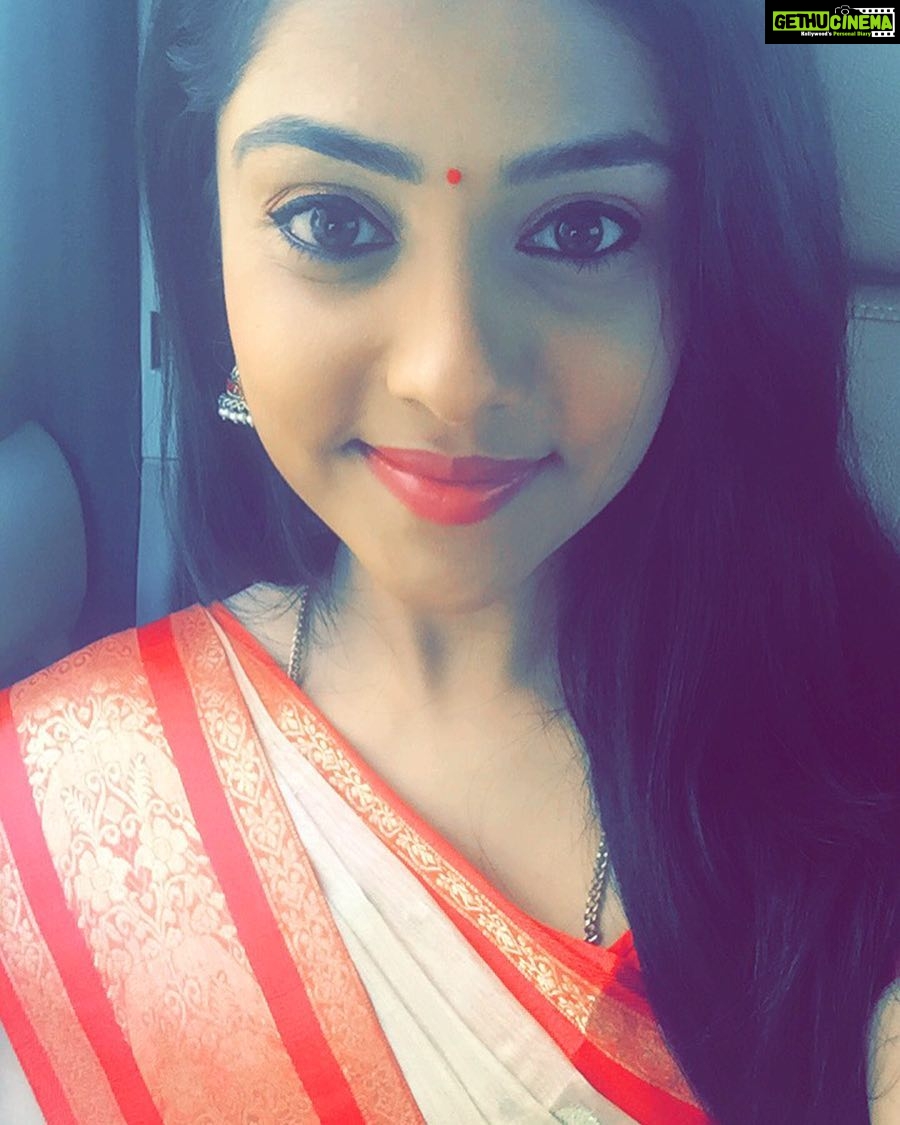 Smruthi Venkat Instagram - #Sareeday#redbindilovee😍