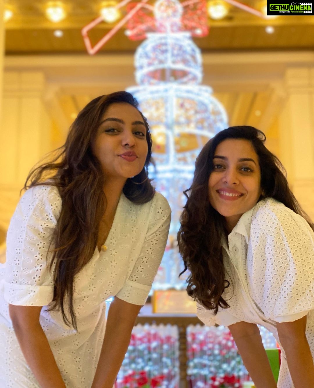 Smruthi Venkat Instagram - #merrychristmas 🎄 wishing you guys a lot of joy and happiness ✨ ITC Grand Chola, Chennai