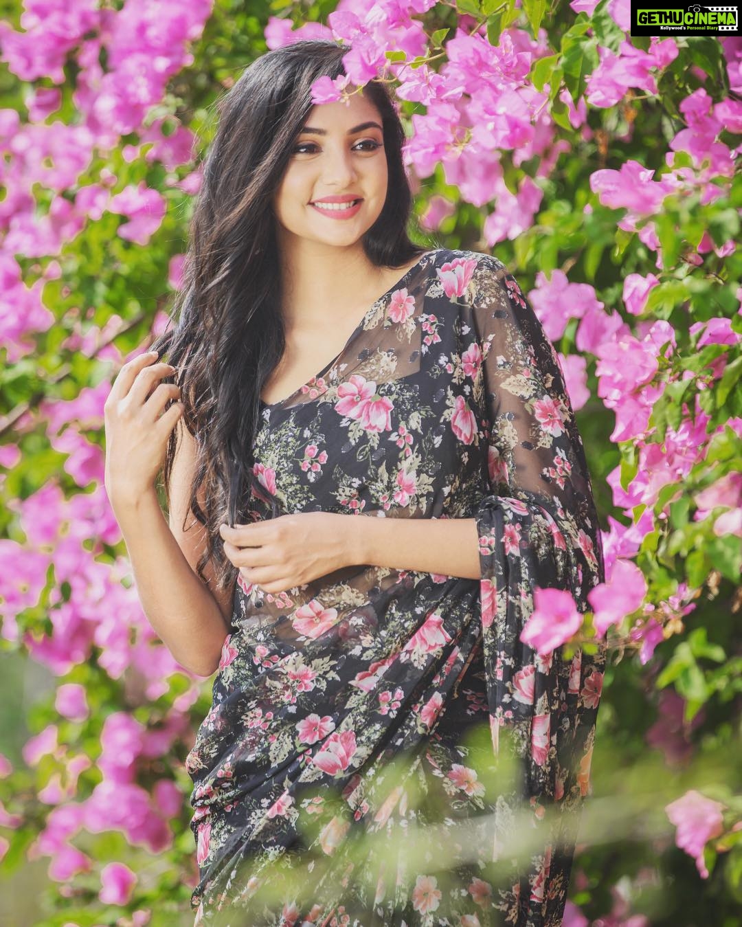 Smruthi Venkat Instagram - Wenmumsoldsareebecomesurfav💜 MUA: @thasiliya Styling: @ajhemzz