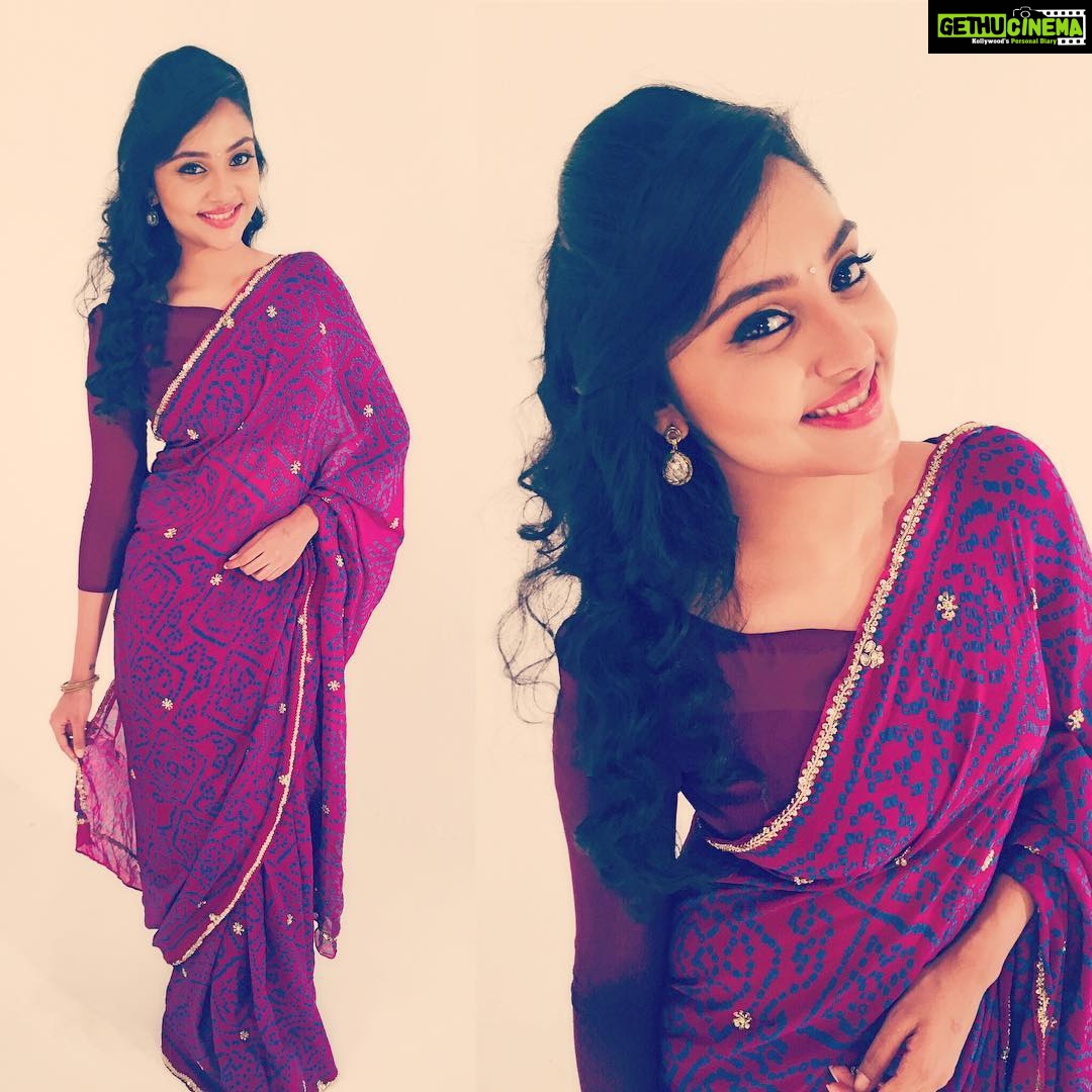 Smruthi Venkat Instagram - best part of work my is mostly posing💜#saree#workmode#posing#fun MUA : @thasiliya