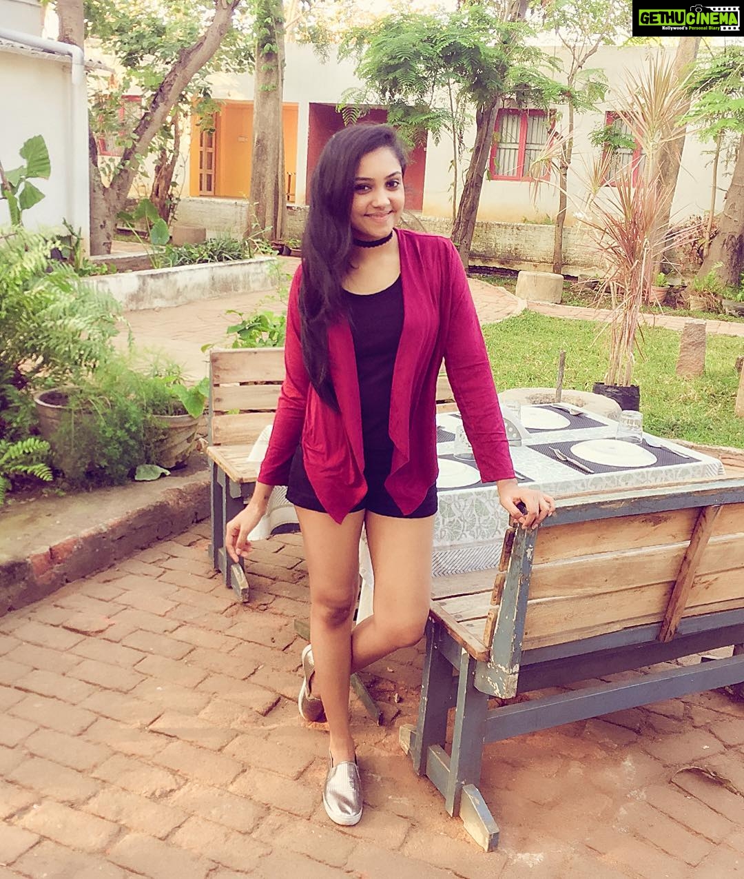 Smruthi Venkat Instagram - #cozbdayisagoodreasontoshop#posing#prebdaylunch#latepost💜