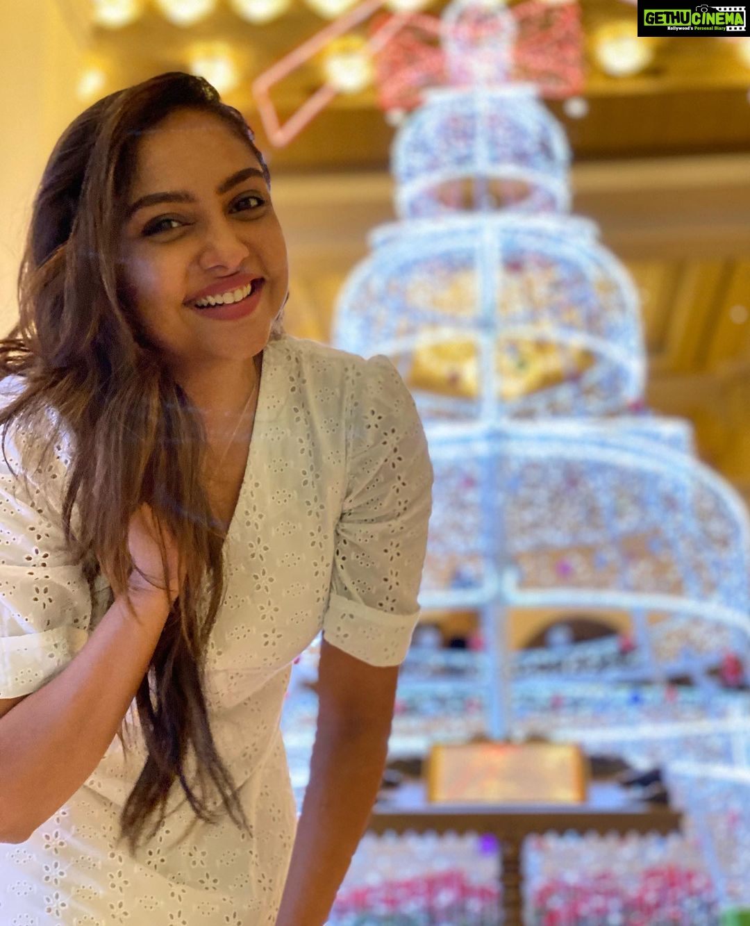 Smruthi Venkat Instagram - #merrychristmas 🎄 wishing you guys a lot of joy and happiness ✨ ITC Grand Chola, Chennai