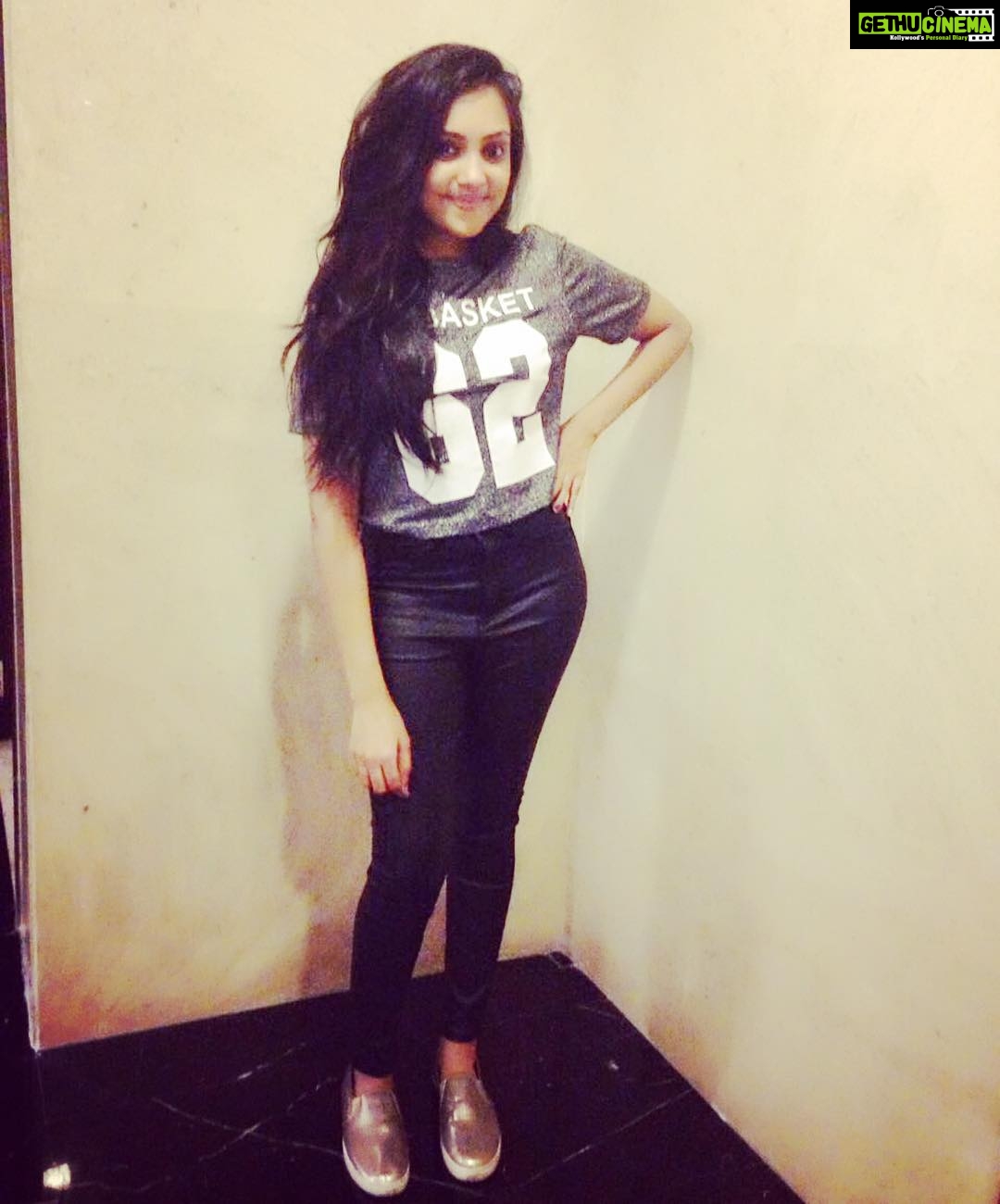 Smruthi Venkat Instagram - #prebdayparty#tryinghardtobpose#excitement😜onemoredaytogo😉😋😁
