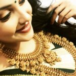 Smruthi Venkat Instagram - #inbetweenshoot#shootmode#work#dressingup#goldjewlery#golenaffair#antiques#alltymfav💜