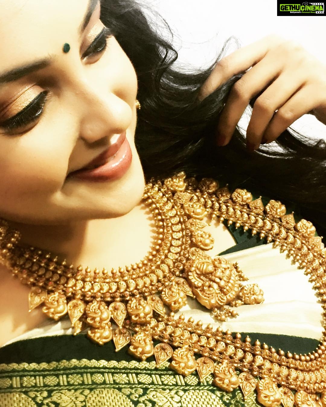 Smruthi Venkat Instagram - #inbetweenshoot#shootmode#work#dressingup#goldjewlery#golenaffair#antiques#alltymfav💜