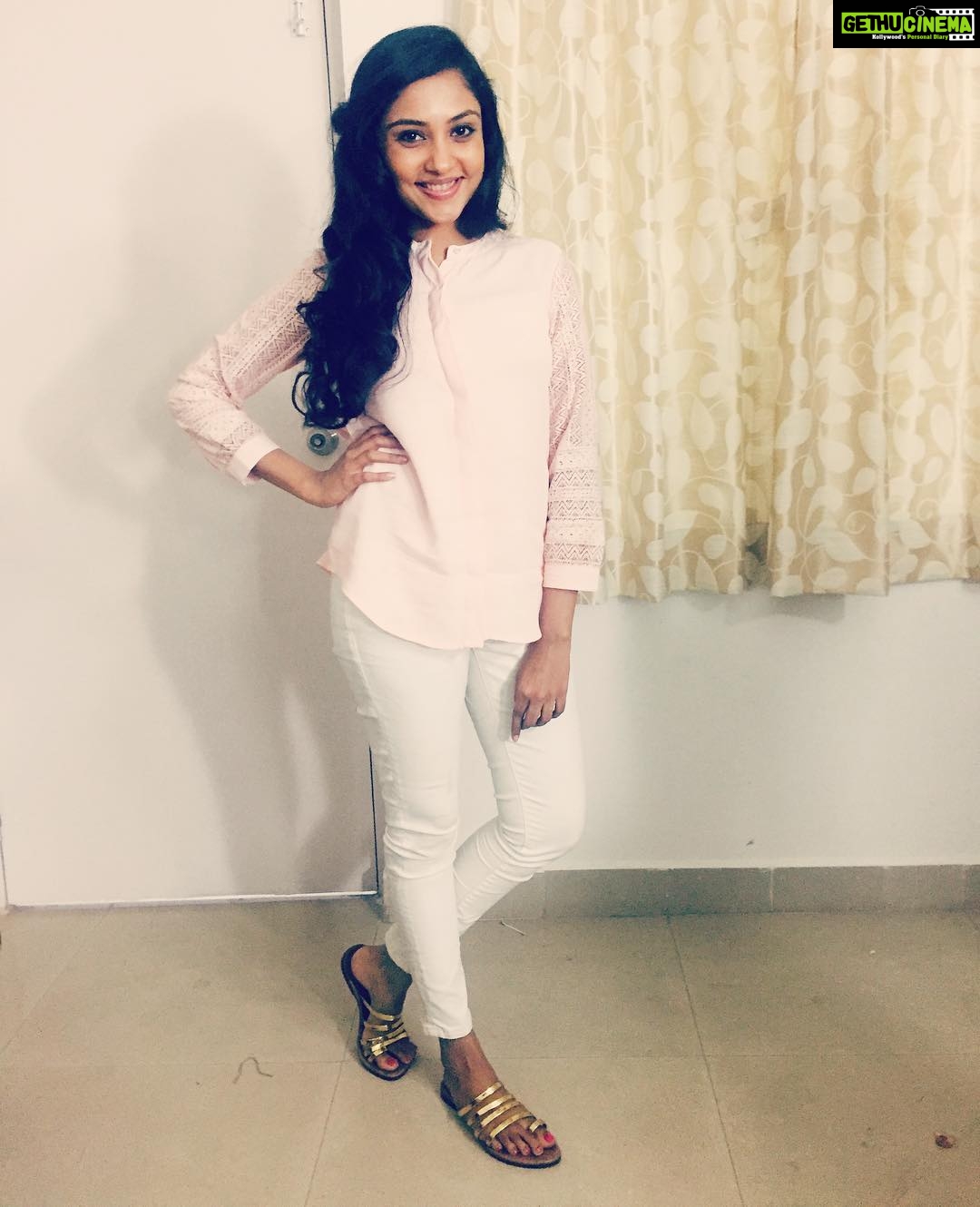 Smruthi Venkat Instagram - #inbetweenshoot#workmode#jusposing😜