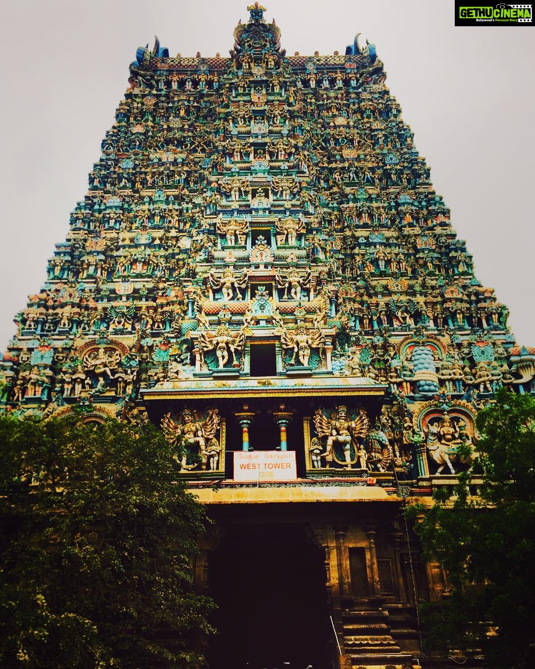 Smruthi Venkat Instagram - Templetime#favplace#maduraimeenakshi#peace#positivevibesonly✨