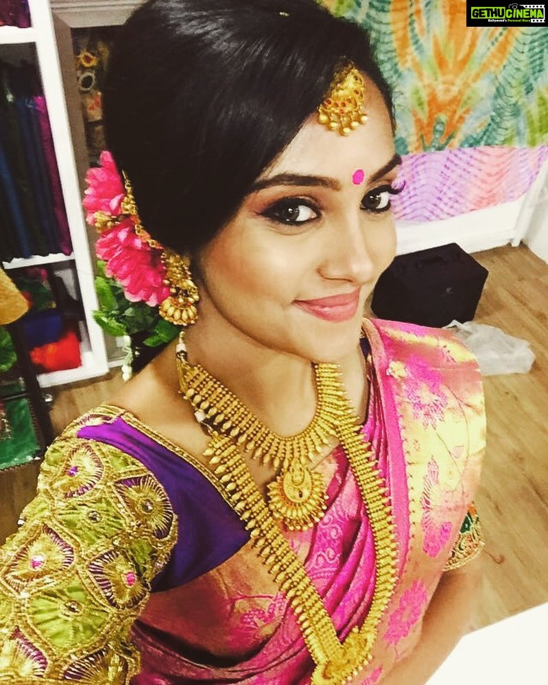 Smruthi Venkat Instagram - #bridalshoot#brideforaday#work#sareeselfie#traditional#bigbindi😍😍 MUA @preethimakeup