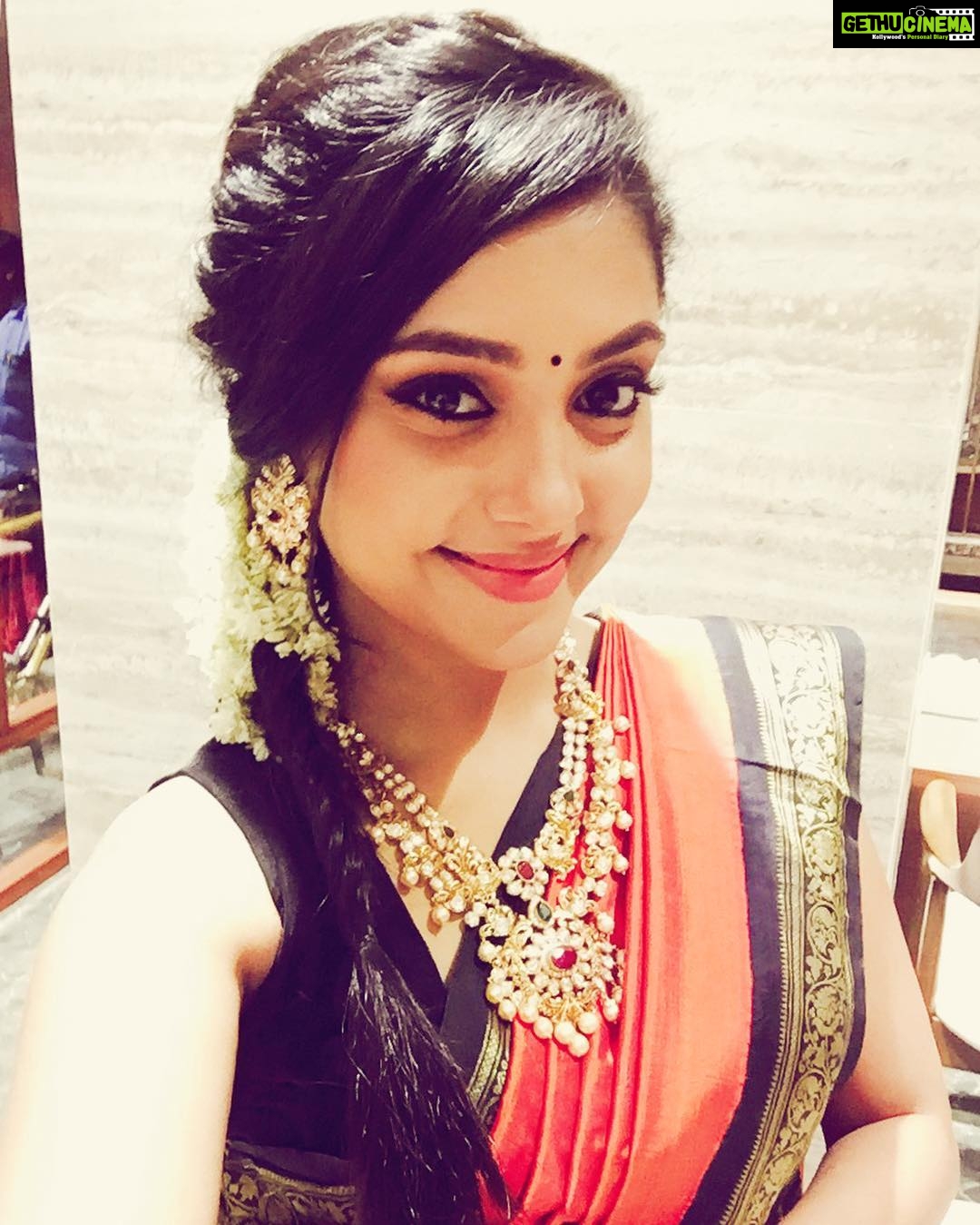 Smruthi Venkat Instagram - #Mandatorysareeselfie!