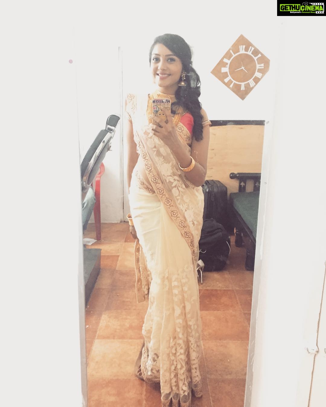 Smruthi Venkat Instagram - #mirrorselfie#sareeagain#killingboredom#shoot#work!!