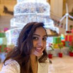Smruthi Venkat Instagram - #merrychristmas 🎄 wishing you guys a lot of joy and happiness ✨ ITC Grand Chola, Chennai
