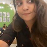 Smruthi Venkat Instagram - What I do on a dinner date 😜 #instareels #reels #trendingreels #foodie #foodstagram #foodreels