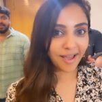 Smruthi Venkat Instagram - Finally got my friends to do a reel! 😻 @swetha.kishore @vithun_monish @abhilashsekar @prarthanasrikaanth #antesundaraniki #nani #nazriya #instareels #trending #reelsinstagram