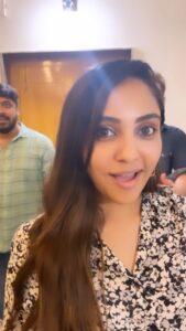 Smruthi Venkat Instagram - Finally got my friends to do a reel! 😻 @swetha.kishore @vithun_monish @abhilashsekar @prarthanasrikaanth #antesundaraniki #nani #nazriya #instareels #trending #reelsinstagram
