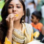 Smruthi Venkat Instagram - The love for yummmmyy jalebi 😻🧡 The foodie in me is happy 😆 never miss eating this while I go street shopping 🤤😝 #jalebi #jalebibaby #foodie #streetfood #sowcarpet #foodstagram #streetphotography #chennaifoodie #chennai