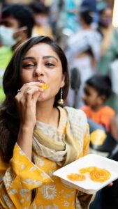 Smruthi Venkat Instagram - The love for  yummmmyy jalebi 😻🧡
The foodie in me is happy 😆 never miss eating this while I go street shopping 🤤😝

#jalebi #jalebibaby #foodie #streetfood #sowcarpet #foodstagram #streetphotography #chennaifoodie #chennai