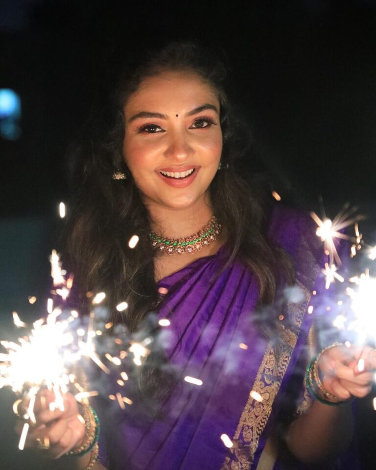 Smruthi Venkat Instagram - Happy Diwali guys ✨ May this festival of light brighten your life and bring happiness,joy and prosperity ✨ H&M @makeupandhairbyrehana Pc @hey_yash_here_