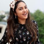 Smruthi Venkat Instagram - Hi guys!!! have a happy week ahead✨ P.S. I stole my niece’s hairband 😋🙈 📸 @mithunksairam