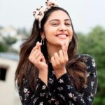 Smruthi Venkat Instagram - Hi guys!!! have a happy week ahead✨ P.S. I stole my niece’s hairband 😋🙈 📸 @mithunksairam