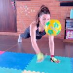 Soha Ali Khan Instagram - This workout has strings attached 💪🏻 @maheshfitnessclub #workout #fitness #core